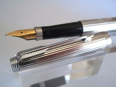 Stylo Roller Parker 75 Finition Godrons Plaqué Argent - Proche Du Neuf - Avec Recharge