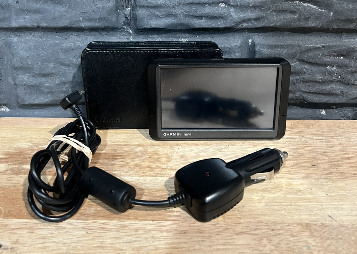 Garmin Nuvi 255W GPS Navigation System Bundle W/Case & Charging Cable