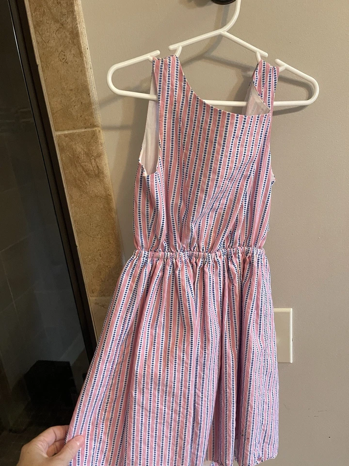 短袖连身裙 — 第 2/4 张图片