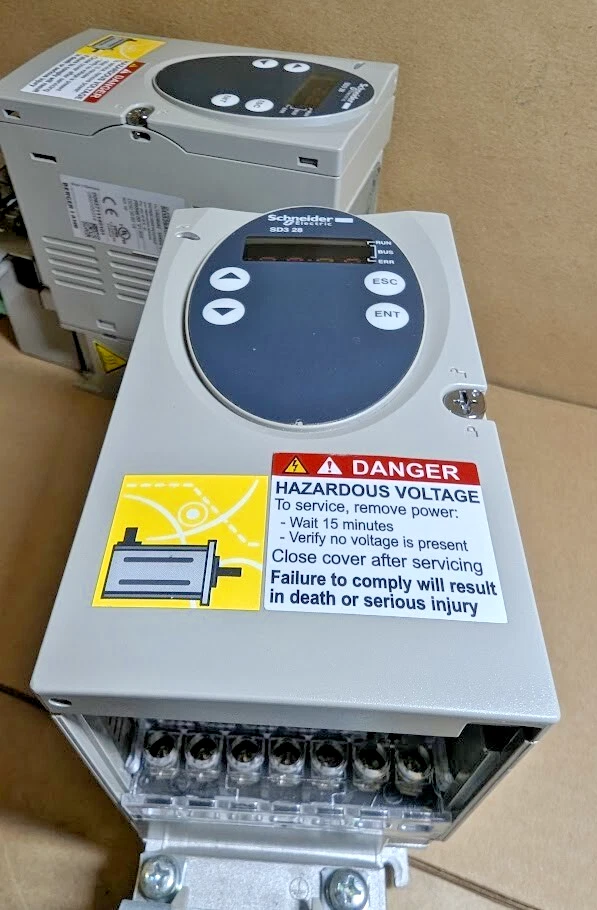 Schneider Electric SD328AU68S2 Lexium SD3 accionamiento de motor paso a paso, 6,8 A (NUEVO sin caja) Foto 4 de 4