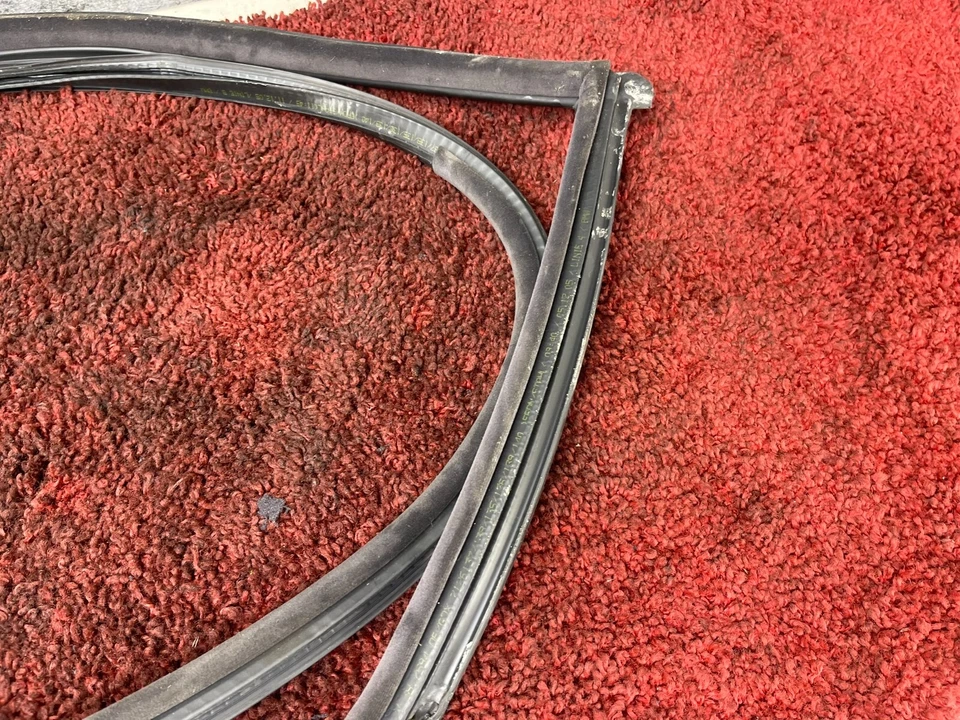 BMW 2001-2006 E46 M3 puerta lateral derecha pasajero tira sello negro OEM 67K Foto 3 de 4