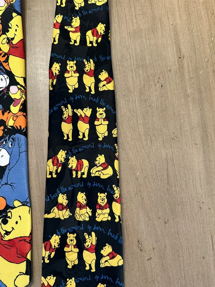 LOTE DE 2 corbatas vintage años 90 Disney Winnie Pooh Tigger Eeyore ropa exquisita Foto 3 de 4