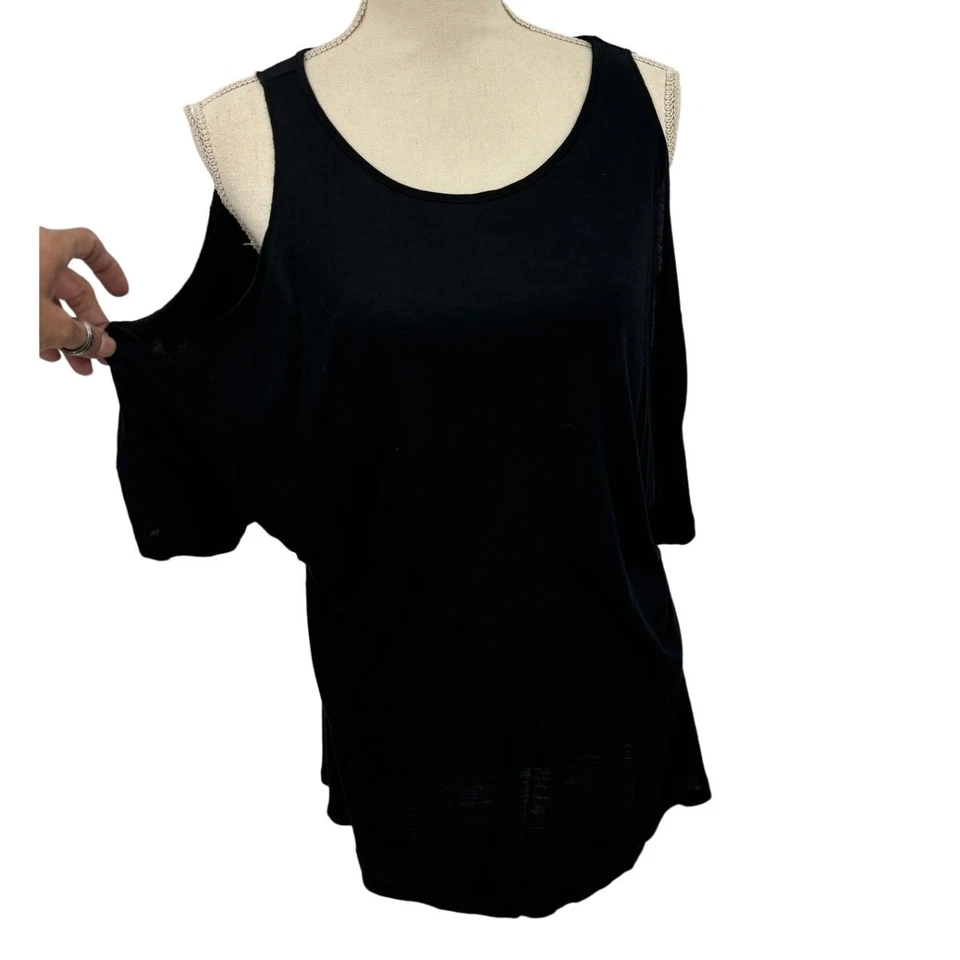 Top para mujer Talula Aritzia negro hombro frío talla pequeña - informal y elegante Foto 2 de 4