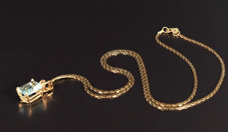 14K Gold Serpentine Chain Necklace with Aquamarine Pendant