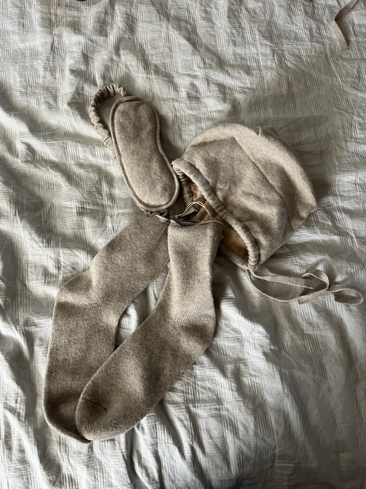Vince Wool & Cashmere Travel set : Socks, Eye Mask Patch w/ Pouch $195 Oatmeal