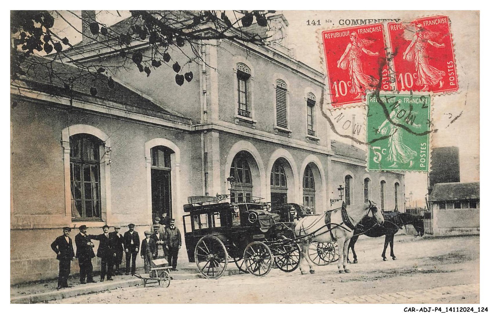 CAR-ADJP4-0286-03 - COMMENTRY - Un groupe de persones - Des chevaux