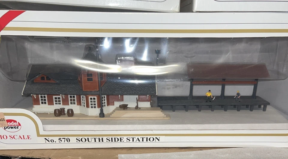 HO Scale Lot (3) Lit Buildings New In Box. Station, Lumber Yard, Loading Bridge - Image 2 of 4