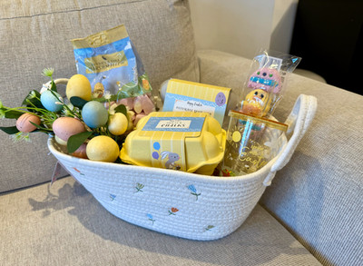Frohe Ostern Hase Geschenkkorb Korb gefüllt mit Leckereien & Leckereien