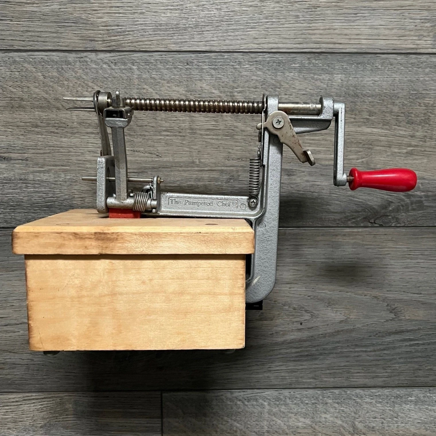 The Pampered Chef Apple Peeler Corer Slicer Model 2430 w/ Wooden Base Clamp