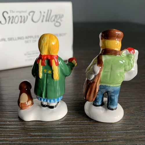 Dept 56 ragazza che vende mele e newsboy The Original Snow Village 5129-2 - Foto 4 di 5