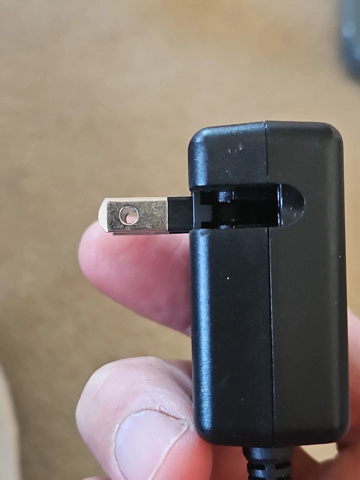 Cargador de teléfono móvil Rocketfish modelo RF-MCB90. Salida 5v 0.6 A Foto 3 de 4