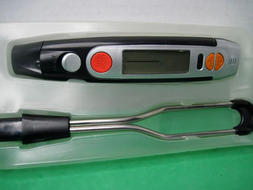 one world (Cuisinart) Digital Temperature Fork for BBQ GrillingAlarm & Light - Image 2 of 4