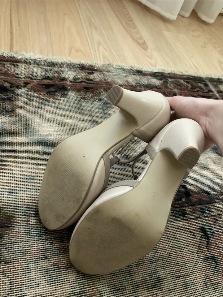 Colección Journee - Tacones de salón Olina con correa en T - Desnudo - Talla 8W Foto 2 de 4