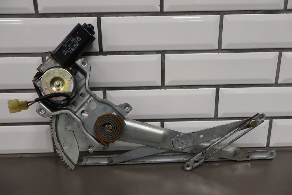 Regulador eléctrico puerta pasajero derecho Toyota Celica 1982-1985 Foto 2 de 4