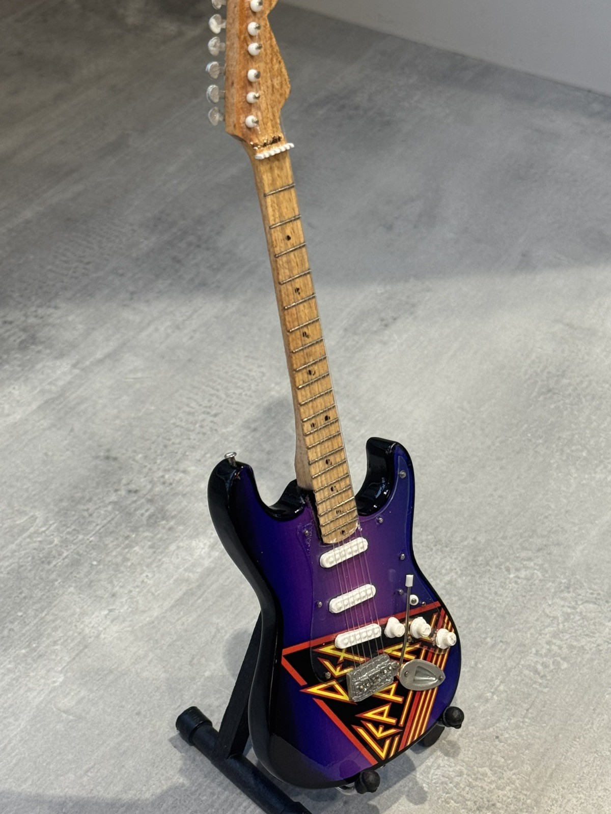 Chitarra Miniatura Def Leppard con Supporto foto 3