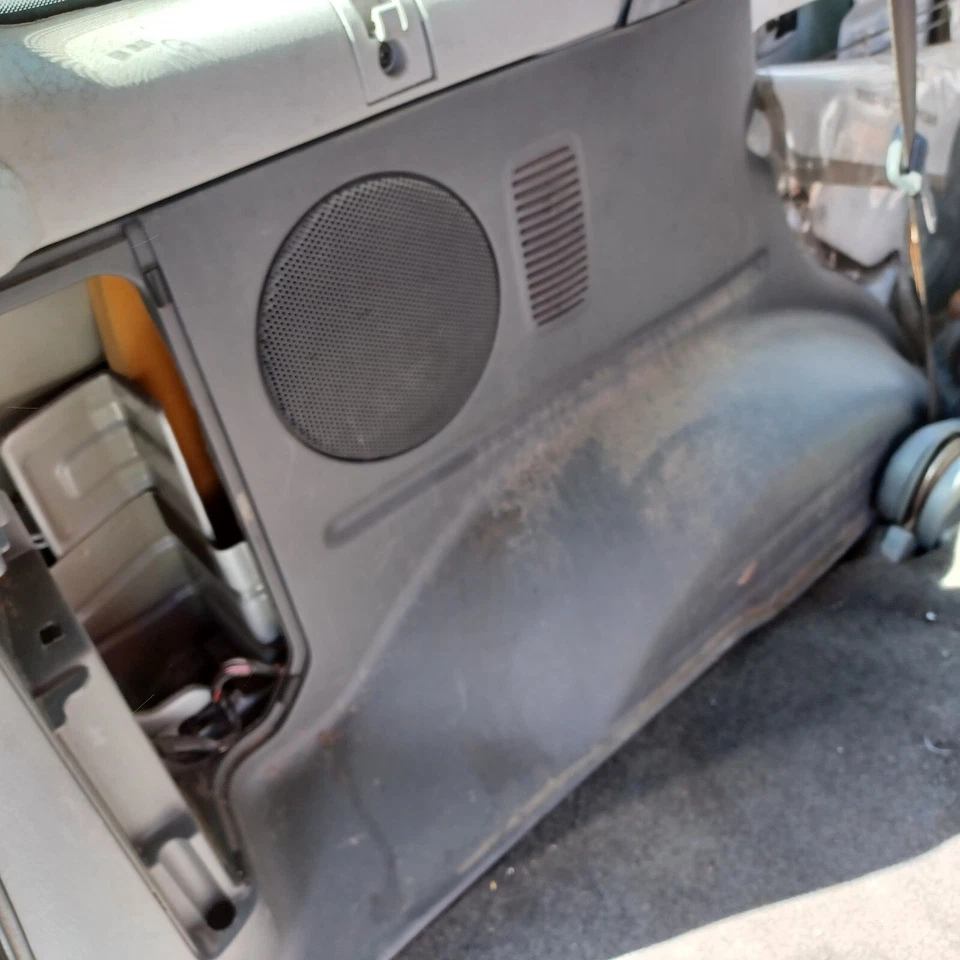 02 Geo Tracker 4 puertas LH cuarto interior cuarto panel moldura panel USADO gris Foto 2 de 3