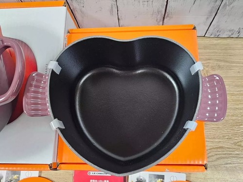 Le Creuset Cocotte D'amour 7.8 in Fig Gold knob 2qt Heart Cocotte Cast Iron NIB - Picture 3 of 9