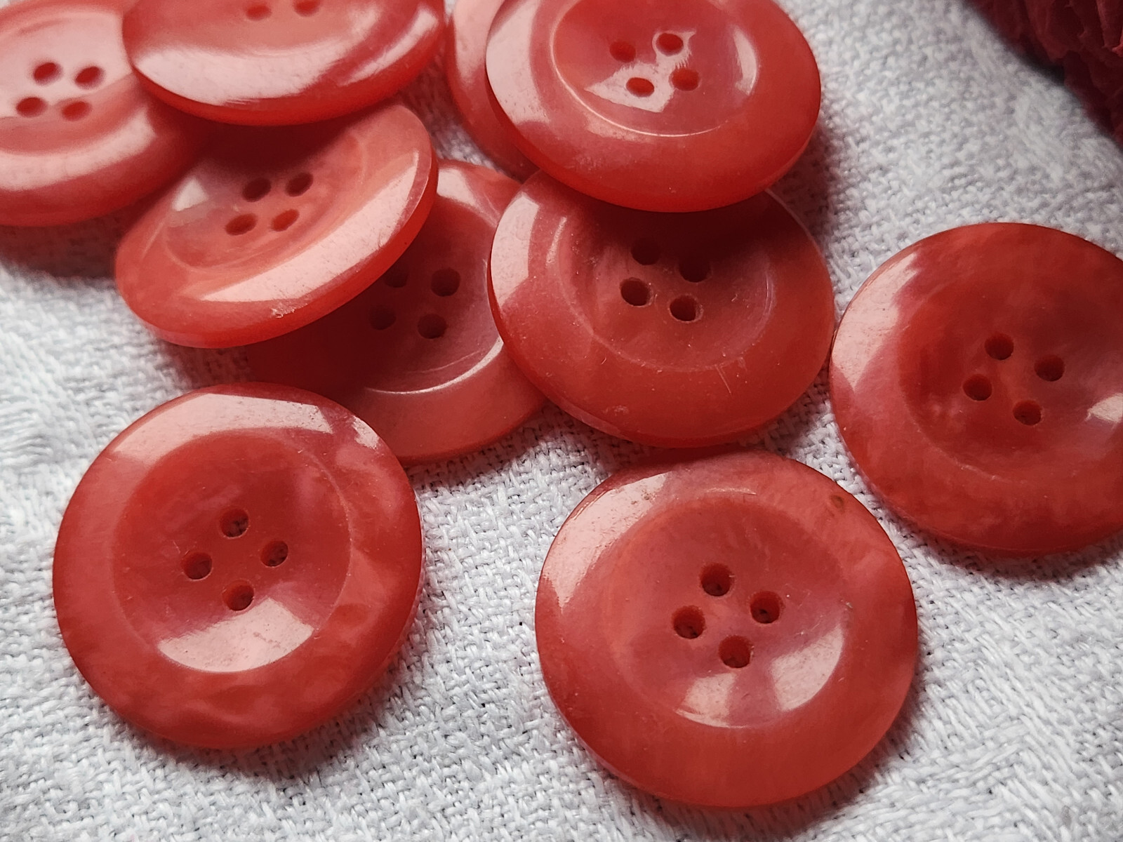 Lot De 8 Boutons Vintage Rouges Transparents - Trous 2 Cm - Référence 6130