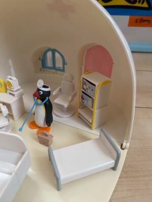 WAKUi Pingu World Collection Pingu's Hospital Miniature Pingu
