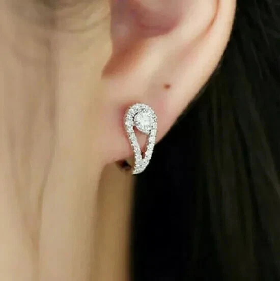 Brincos de argola Huggie corte redondo 3 quilates diamante criado em laboratório folheado a ouro branco 14K - Imagem 3 de 4