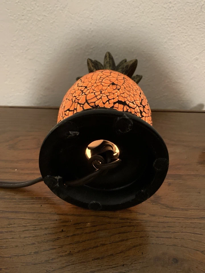 Lámpara decorativa de mesa de mosaico de piña de resina de 7" de altura Foto 4 de 4