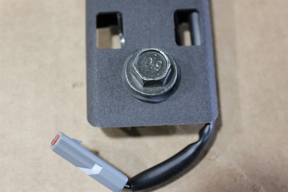 2002 Lincoln LS Passenger Seat Belt Buckle 2W4Z5461203AAD Midnight Black OEM - Image 4 of 4