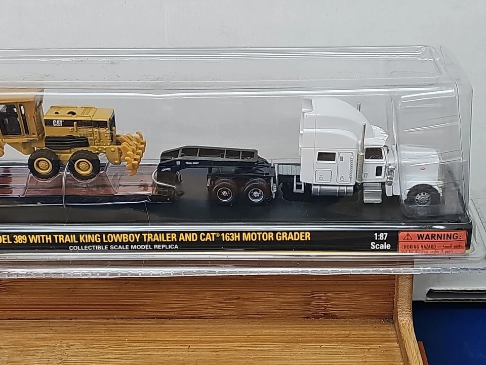 Norscot 55414 HO 1:87 Peterbilt 389 w/Trail King Lowboy Trailer/CAT 163H Grader - Image 3 of 4