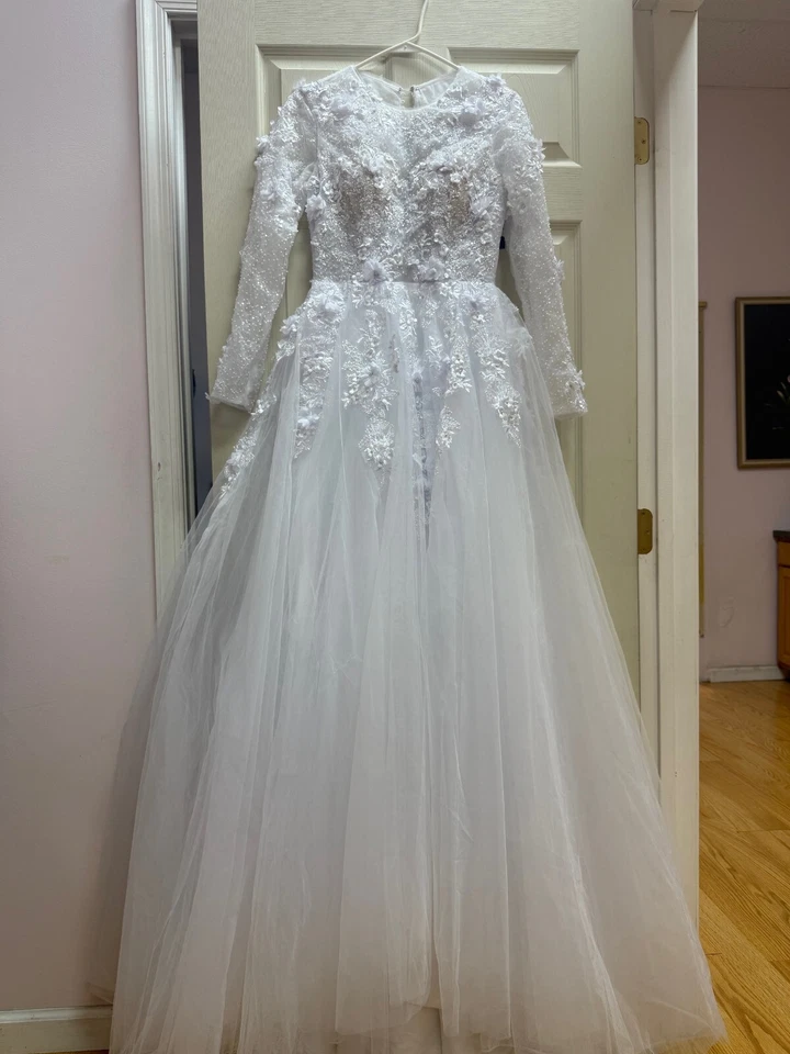 Bridal Gown Wedding Dress White Size 2 Two Flowers Lace - Image 3 of 4