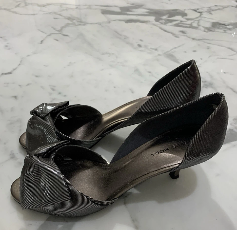 Zapatos con moño de tacón de gatito tela brillante peltre Alera PELLE MODA Foto 2 de 4