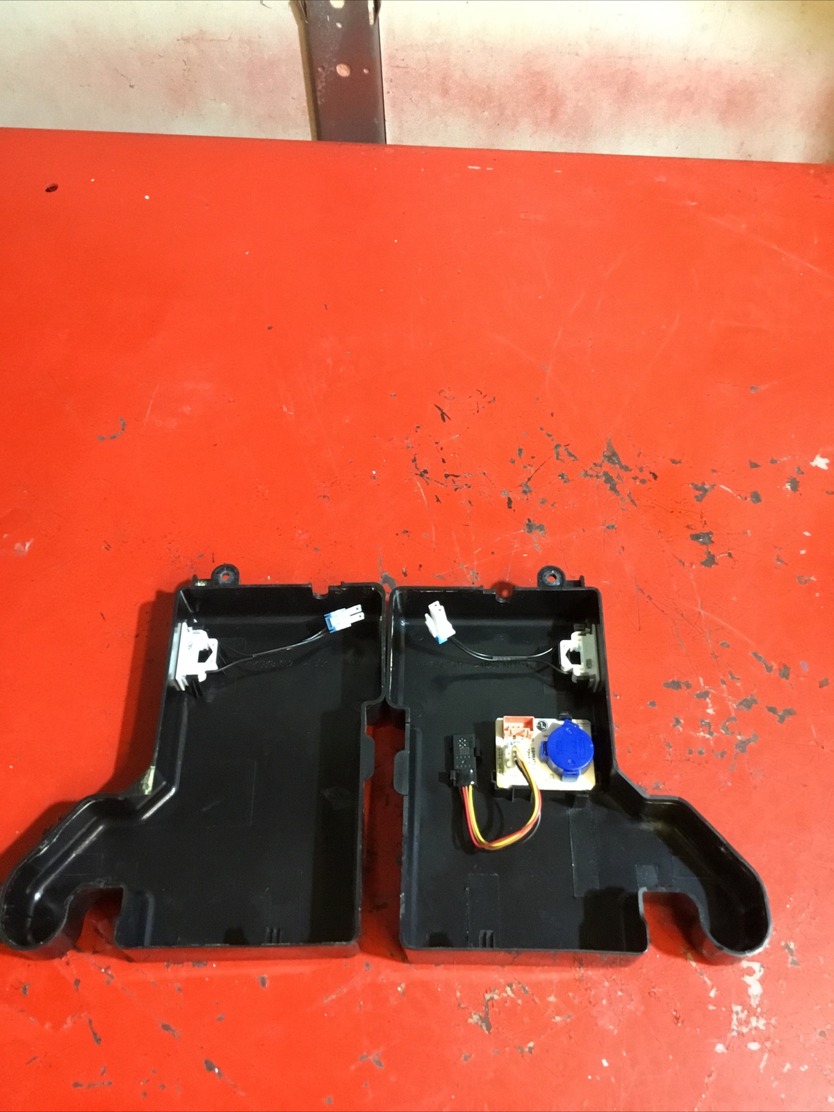 LG REFRIGERATOR DOOR HINGE ((SET L &R)) P/N MCK68187606 MCK68412402 (322)