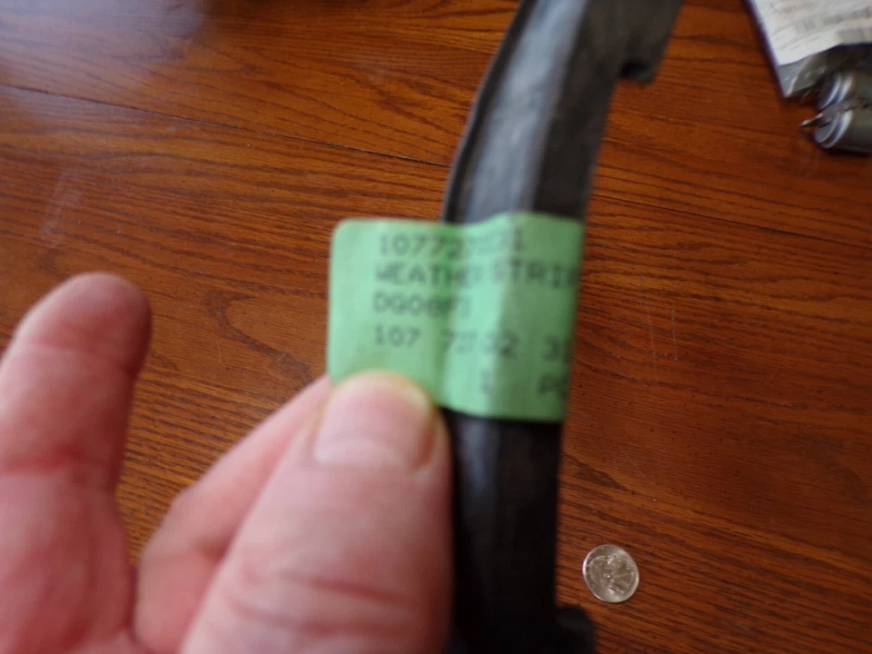 SELLO PILAR PUERTA GOMA R/H ORIGINAL MERCEDES#1077270231 R107,350SL,450SL nuevo de fábrica Foto 4 de 4