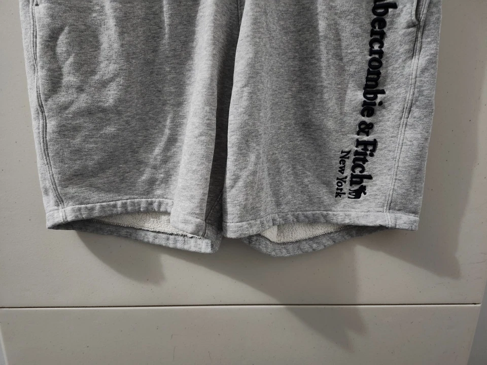 Pantalones Cortos Abercrombie Fitch Para Hombre L Gris Suave AF Sudaderas Polar Bordado Spellout 8" Foto 2 de 4