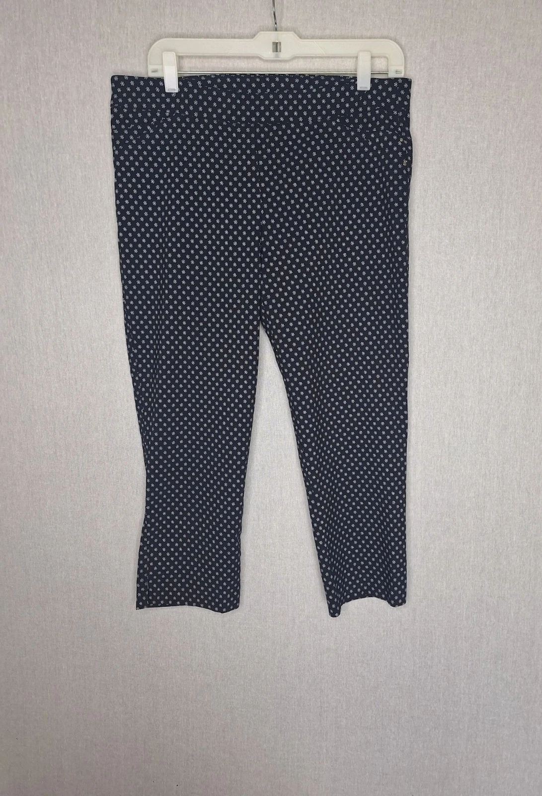 Adrienne Vittadini Navy Floral Pull-On Capri Leggings Size 12 Stretch Cropped
Opens in a new window