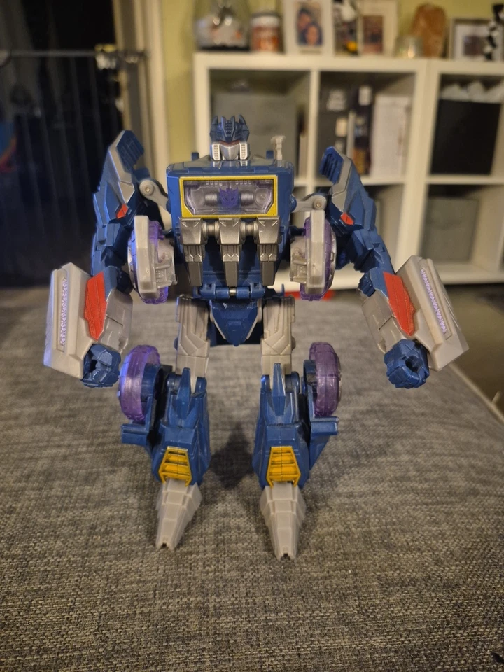 Transformers Fall Of Cybertron Soundwave 2013 Voyager Class Transforms well.  - Image 4 of 4