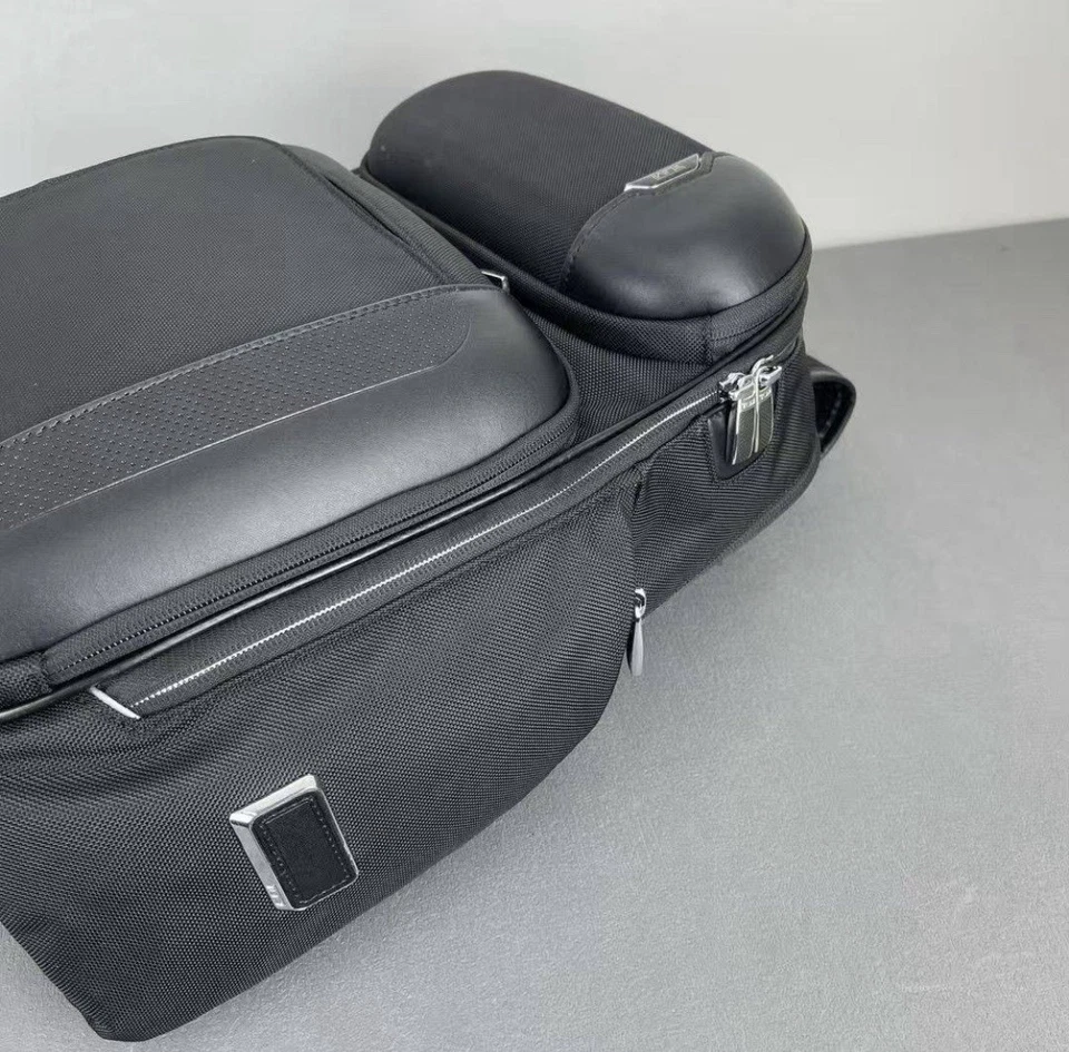 NUEVA Mochila para Laptop Tumi ARRIVE BARKER 17.0” - NEGRA con detalles de cuero Foto 4 de 4