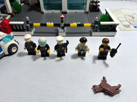 Lego City: Police:  Police Headquarters 7744 (2008) Retired. Instructions.