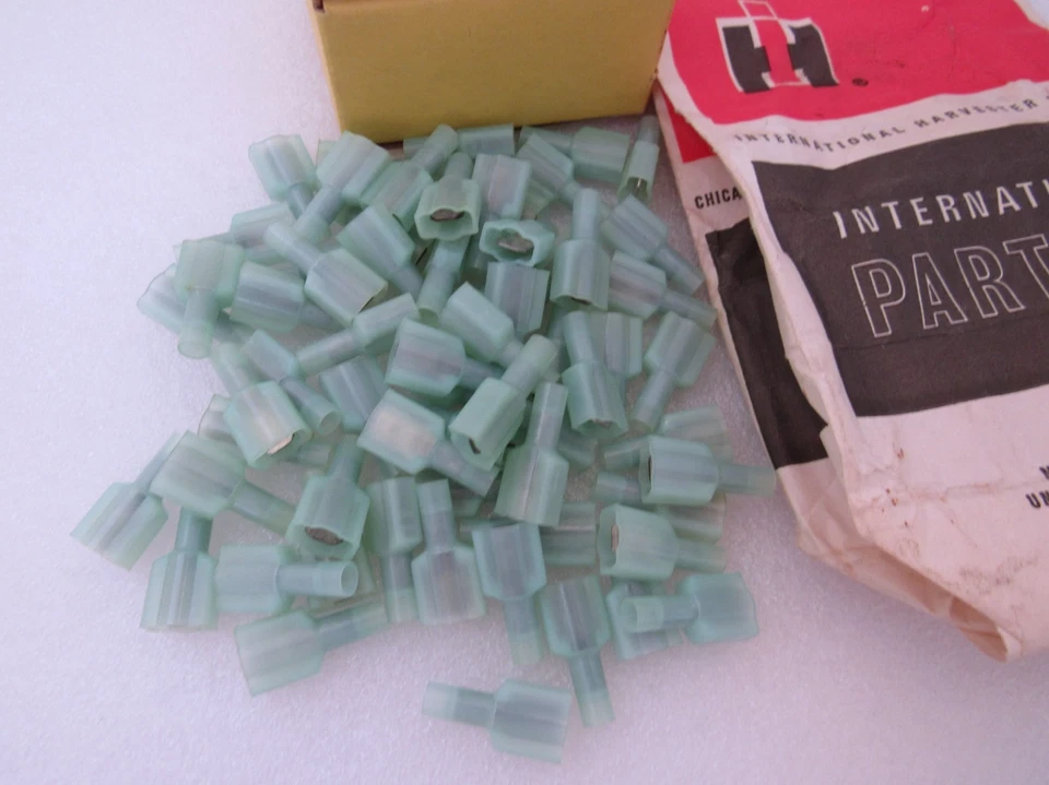 Terminal de desconexão macho International Harvester IH 18 a 14 AWG azul 41916 - Imagem 2 de 4