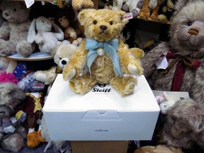 Queen Elizabeth II Centenary Teddy Bear Ltd No 204 by Steiff - EAN 691430