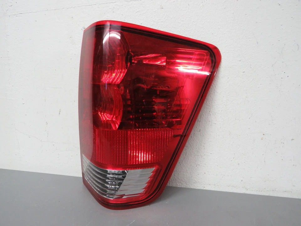 Luz trasera derecha Nissan Titan 2009 2010 2011 2012 2013 2014 2015 Foto 3 de 4