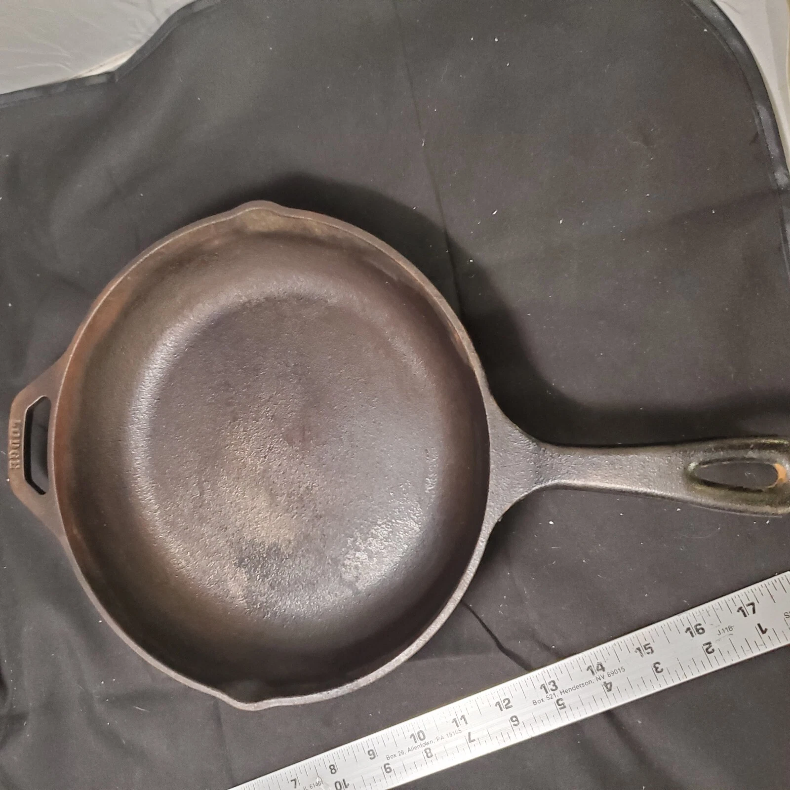Lodge CS Cast Iron Skillet 10” Inch Double Spout Sits Flat no wobble