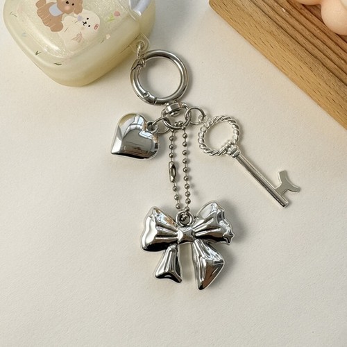 Stylish Bowknot Pendant Keychain with Silver Heart Adornment for Keys and Bags - Zdjęcie 6 z 8
