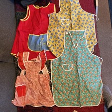Vintage Sch&uuml;rzen x4 Kleinkind Gr&ouml;&szlig;e ungetragen noch preislich Baumwolle M&S &Uuml;berz&uuml;ge s&uuml;&szlig;