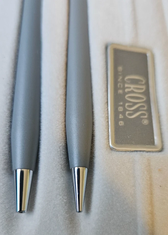 Набор матовых серых/хромированных ручек и карандашей CROSS 2101. Рекламный логотип Marriott. - Изображение 3 из 4