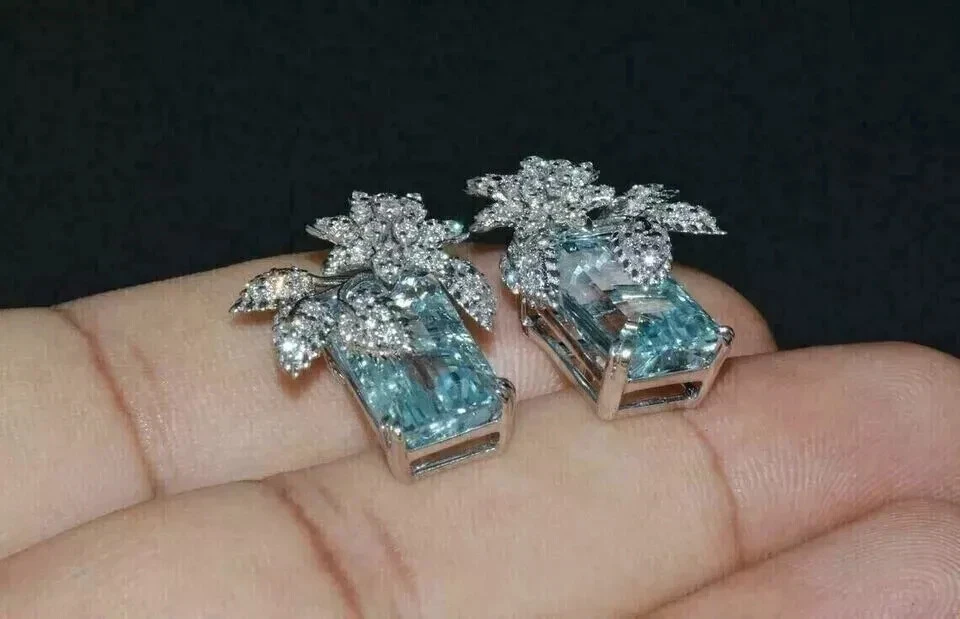 Pendientes de regalo de aguamarina de corte esmeralda de 2 quilates enchapados en oro blanco de 14 quilates Foto 3 de 4