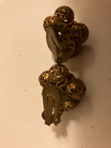 VINTAGE ESTATE filigree gold tone cluster clip on earrings - Picture 2 of 2