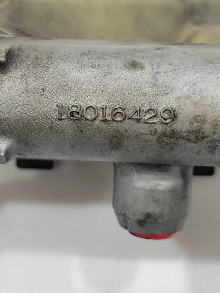 1994 - 1998 Chevy C/K 1500 Brake Master Cylinder Assembly OEM 18029967 - Image 4 of 4