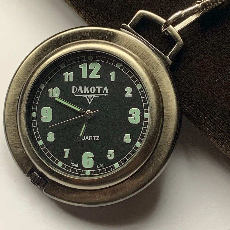 Reloj Bolsillo Dakota De Colección Con Funda De Cuero Y Llavero De Cadena Hong Kong Cuarzo FUNCIONA Foto 3 de 4