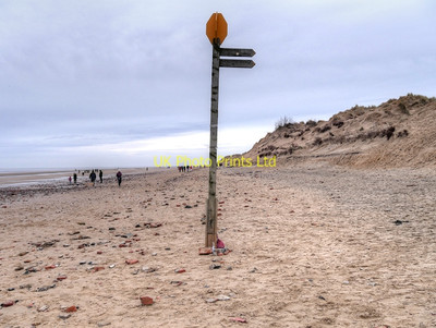 Foto 6x4 Formby Beach, Zugangsmarkierung und Wegweiser für Victoria Road Car c2016