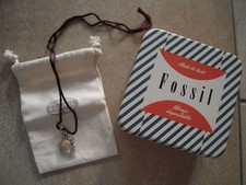 FOSSIL ANHÄNGER MIT BAND - NEU - MIT FOSSIL BOX