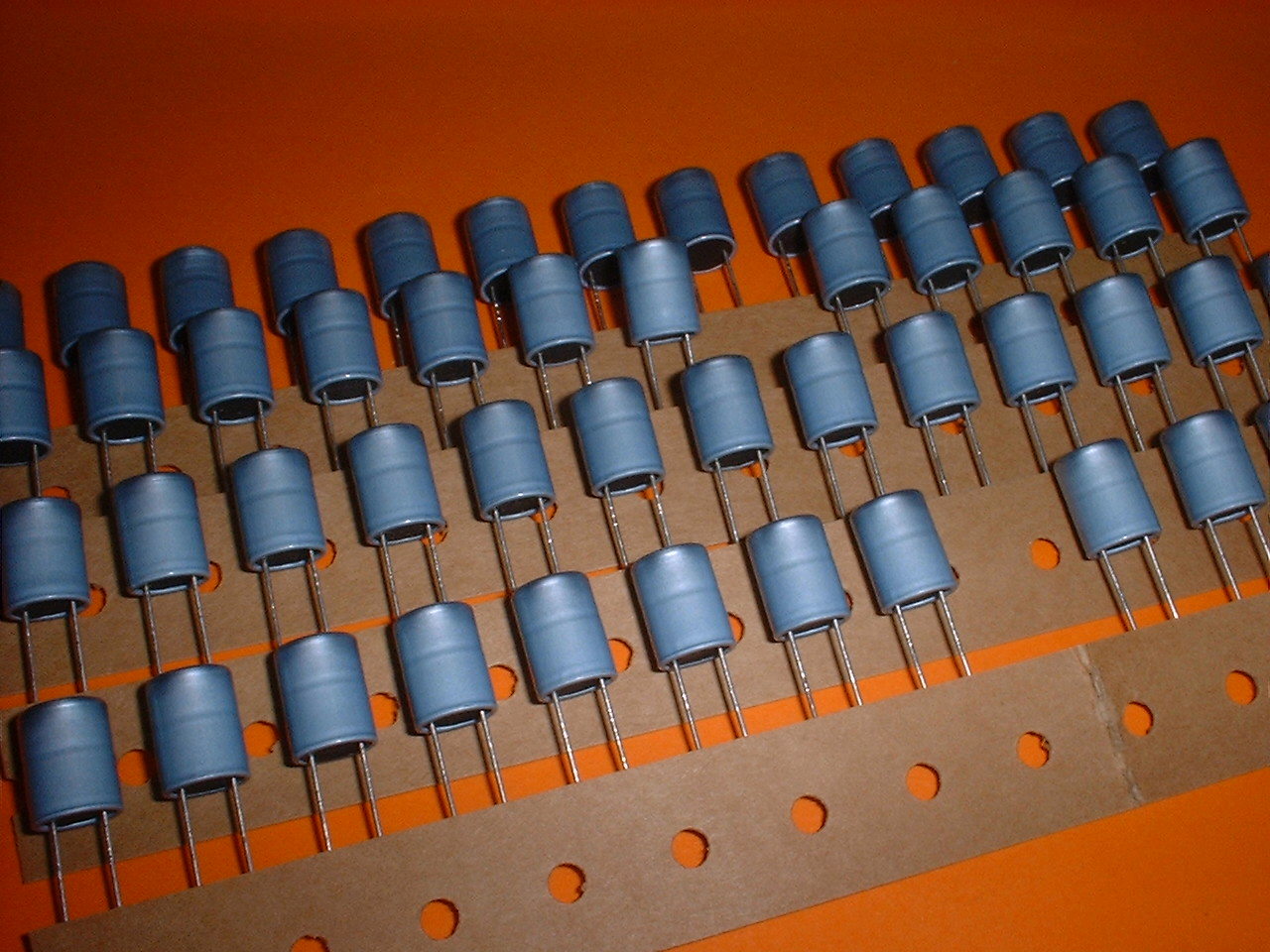 Produktbild von 20x Elko 680 µF / 50V 105°C – 12,5x30 Mm, JH CD284, ±20% Toleranz
